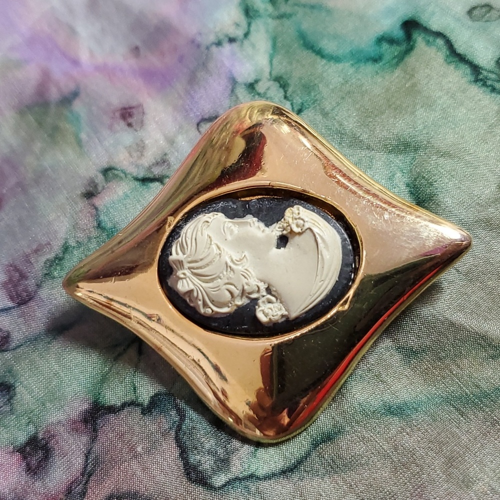 Vintage cameo pin